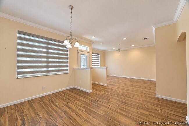 Building Photo - 545 NW Portofino Ln