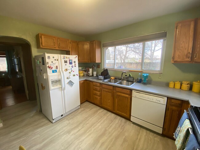 Building Photo - Awesome 2 bedroom Bungalow in Cory-Merill ...