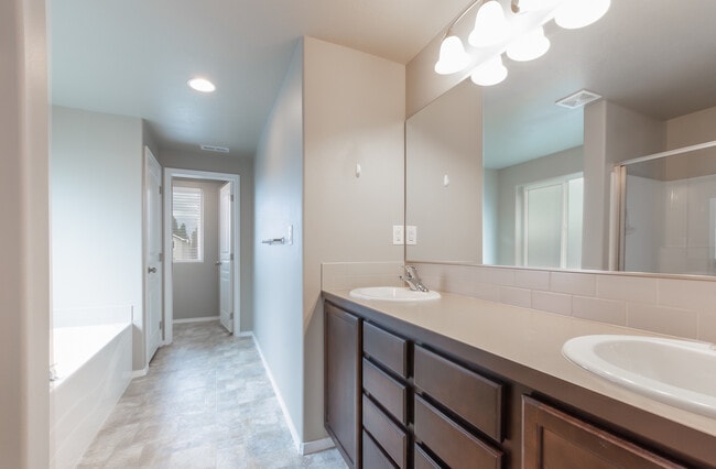 Building Photo - Beautiful 4 Bedroom 2.5 Bath River Run Home