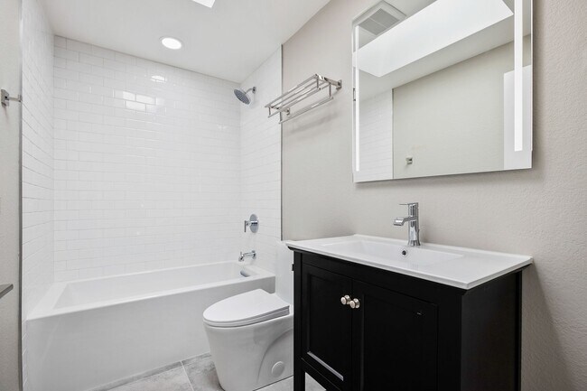 Building Photo - Inviting Everett Home Featuring 3 Bedrooms, Fireplace, and Fully Fenced Backyard