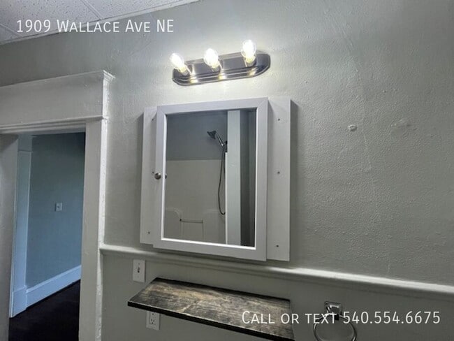 Building Photo - 1909 Wallace Ave NE