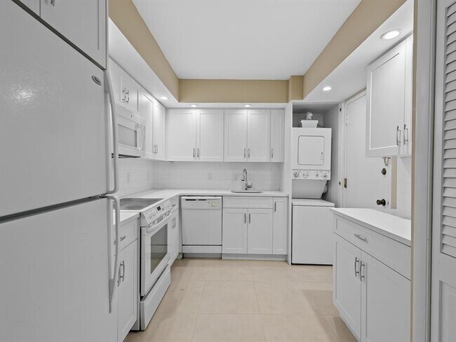 Building Photo - 4100 Galt Ocean Dr