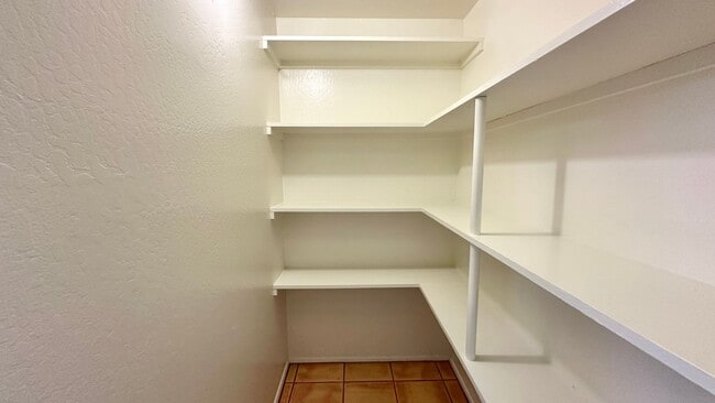 Building Photo - AVAILABLE NOW! 2 BED/1 BATH TOWNHOME W/ LO...