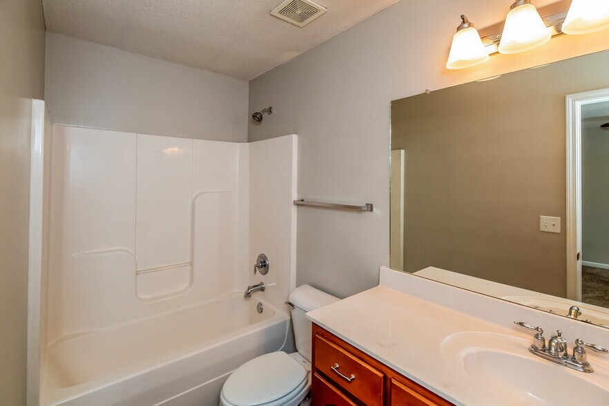 Building Photo - 1741 Madison Cove E