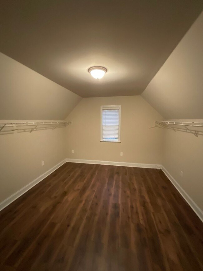 Building Photo - 688 Tree Top Trl