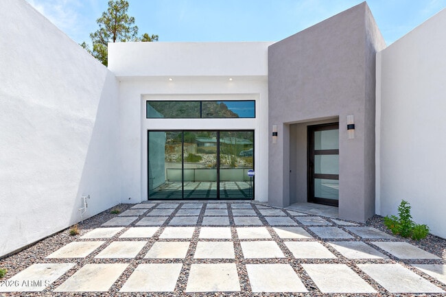 Building Photo - 2423 E Lincoln Cir