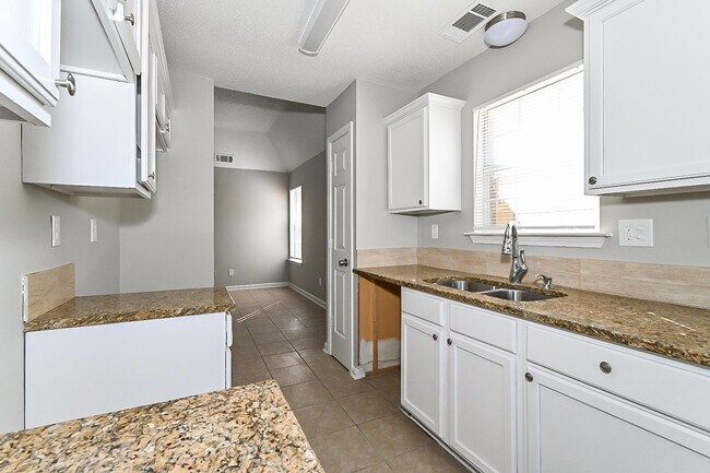 Building Photo - 7865 Shadowland Cove