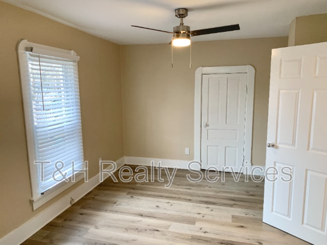 Building Photo - 6155 Broadway St