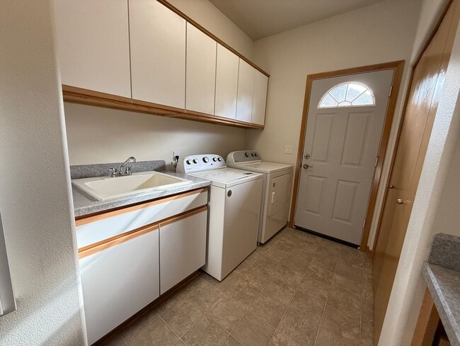 Building Photo - Spacious 3 Bed/3.5 Bath Home with Two Prim...