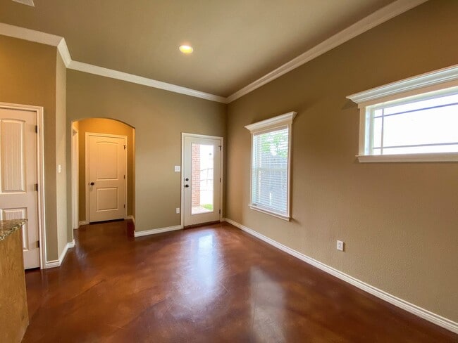 Building Photo - 4 bedroom Single Family Home: Move in Special! September Free!