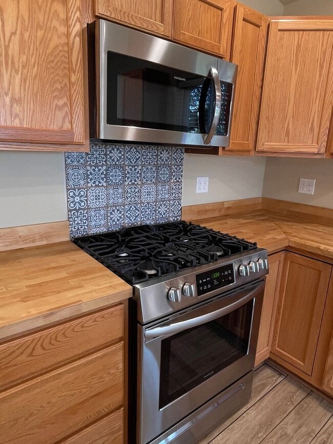 Building Photo - Newer Double Bluff Home In The Woods!