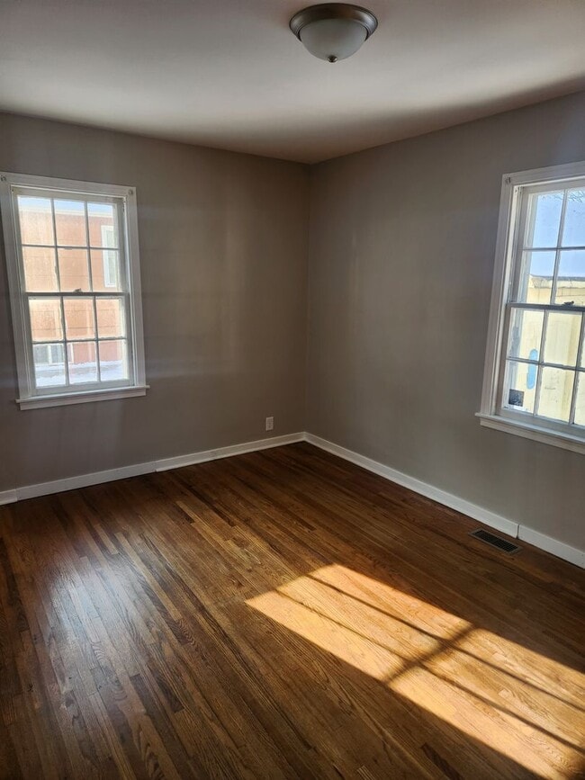 Building Photo - 4 bed 1 bath single family house.