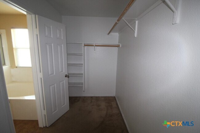 Building Photo - 304 W Gemini Ln