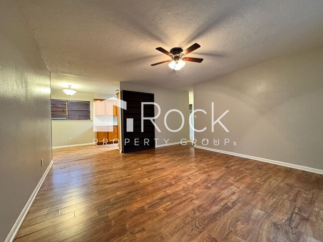 Building Photo - 3 Bedroom Home with Brand New Carpet *$300...