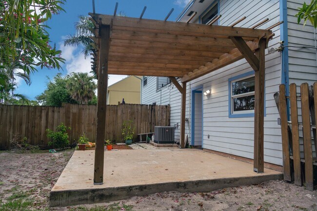 Building Photo - 9243 Green Meadows Way