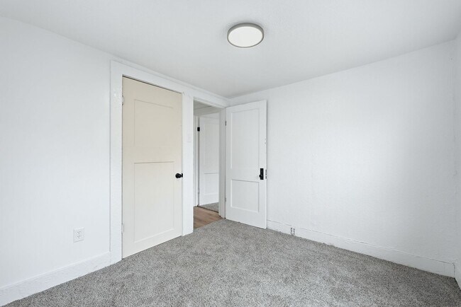 Building Photo - Updated 3BR with Fresh Finishes