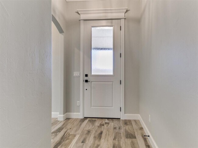 Building Photo - 4500 N Lincoln Blvd