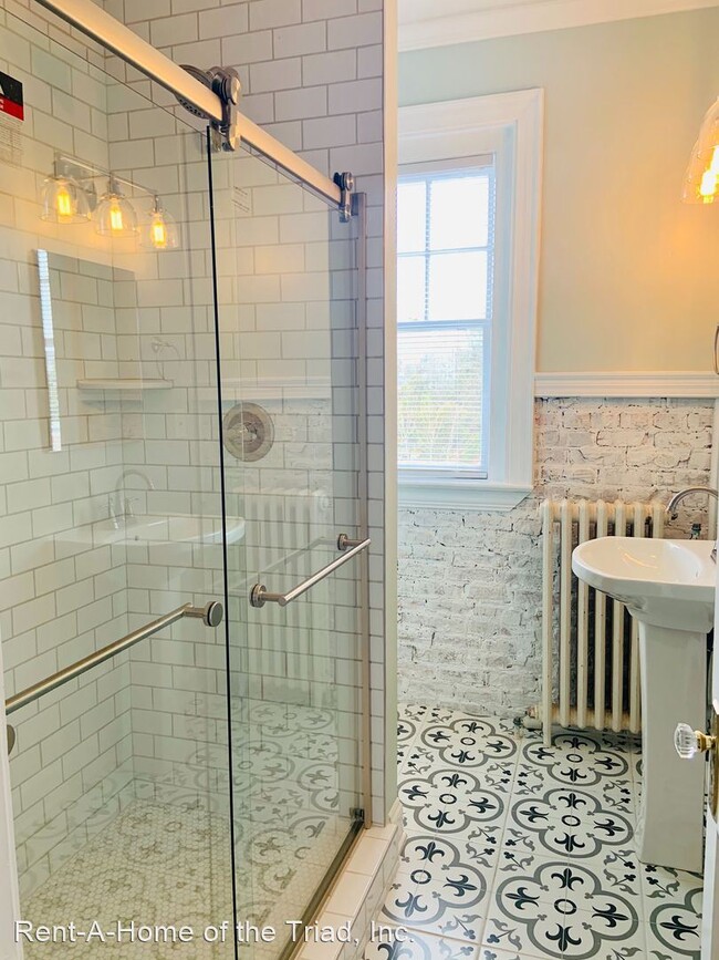 Primary Photo - 1 br, 1 bath House - 904 West Market Stree...