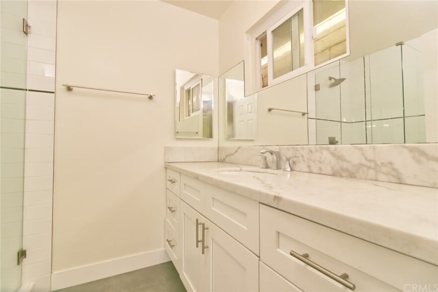 Building Photo - 225 Rosecrans Ave