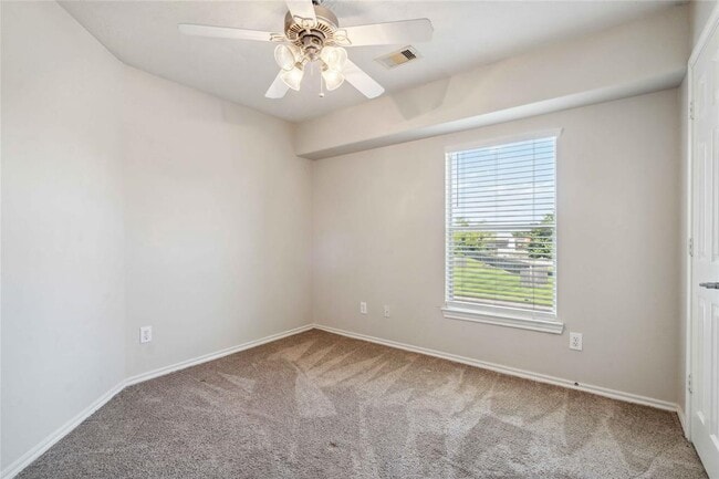 Building Photo - 201 Drake Run Ln