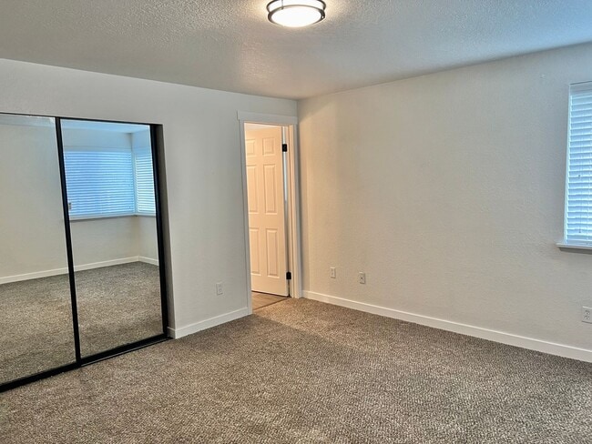 Building Photo - AVAILABLE NOW! 3BD 1.75 BATH SINGLE STORY HOME LARGE CORNER LOT