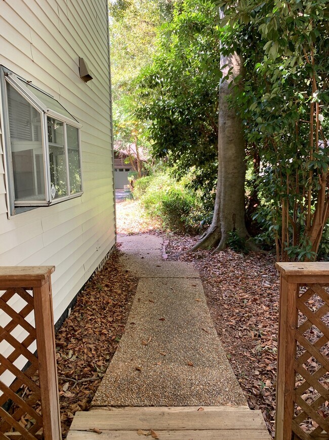 Building Photo - 3/2.5 Near Downtown Available July 25, 2026~ See appt instructions in txt