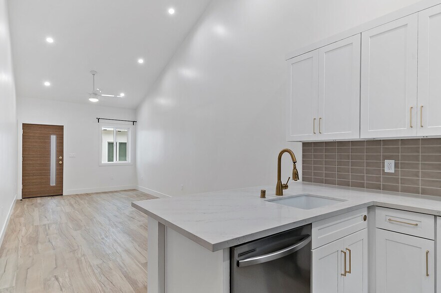 2618 1/2 - 2616 Glendale Blvd