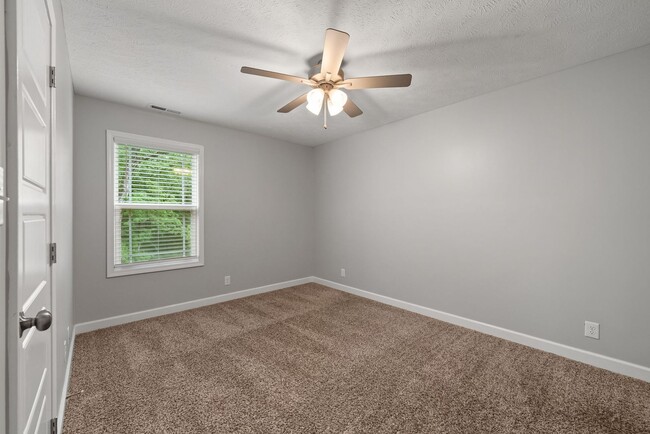 Building Photo - Pet Friendly Four Bedroom!