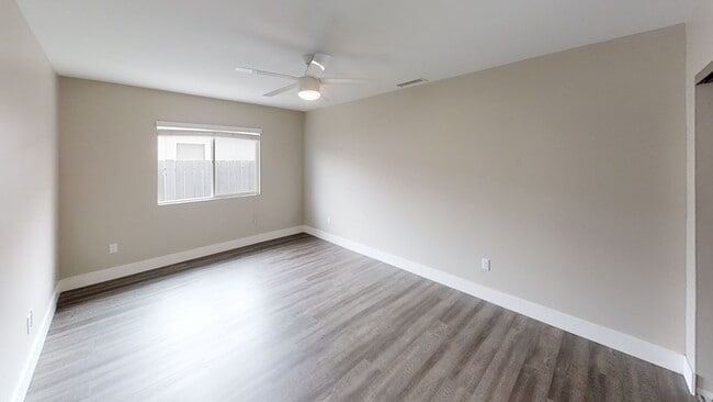 Building Photo - Usually rents to 6-12 people! Renovated, L...