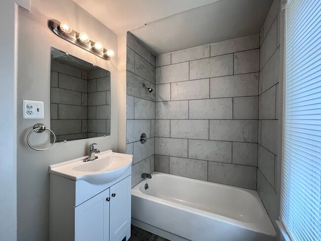 Full Bath - 729 3rd St