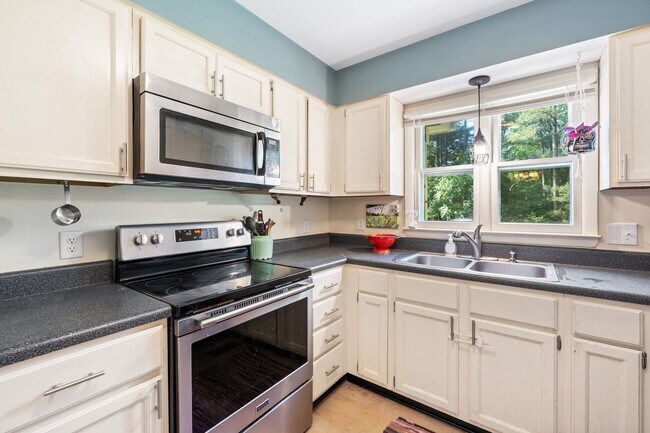 Building Photo - Charming 3br 2ba Saltbox Home in Peaceful,...