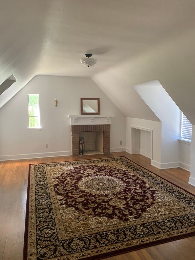 Building Photo - Sumner! New Price!