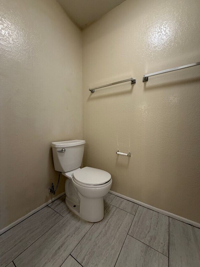 Building Photo - 1302 Gina Dr