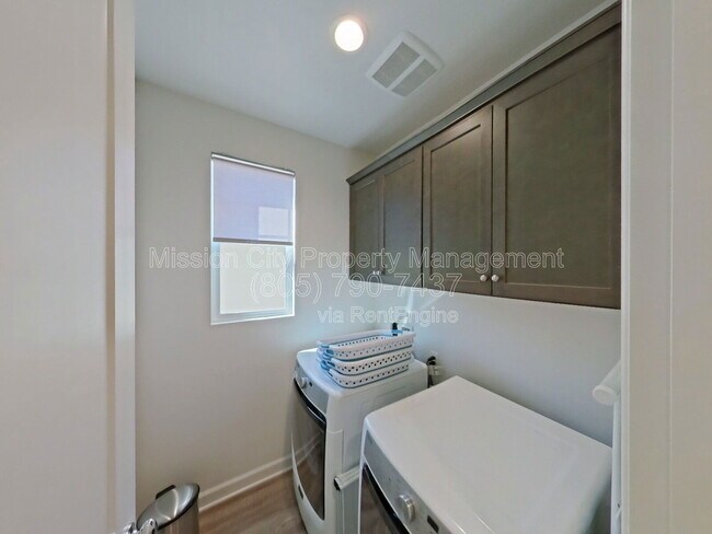 Building Photo - 6620 Calle Koral