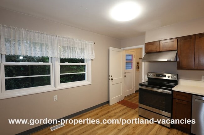 Building Photo - SE Flavel St - Woodstock 3 bedroom home with single car garage