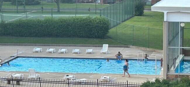 Building Photo - 16 E Old Willow Rd