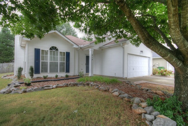 Building Photo - 215 River Oaks Dr