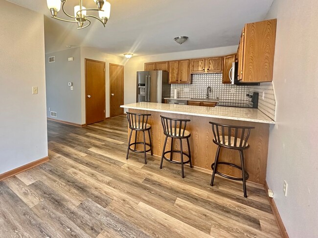 Building Photo - Charming Pewaukee Townhome with Modern Tou...