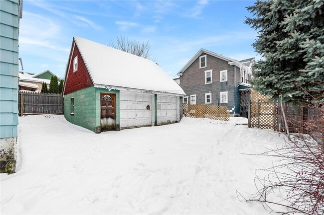 Building Photo - 200 Center St