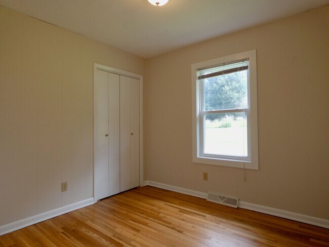 Building Photo - Sweet Ranch-Style Home in Montford
