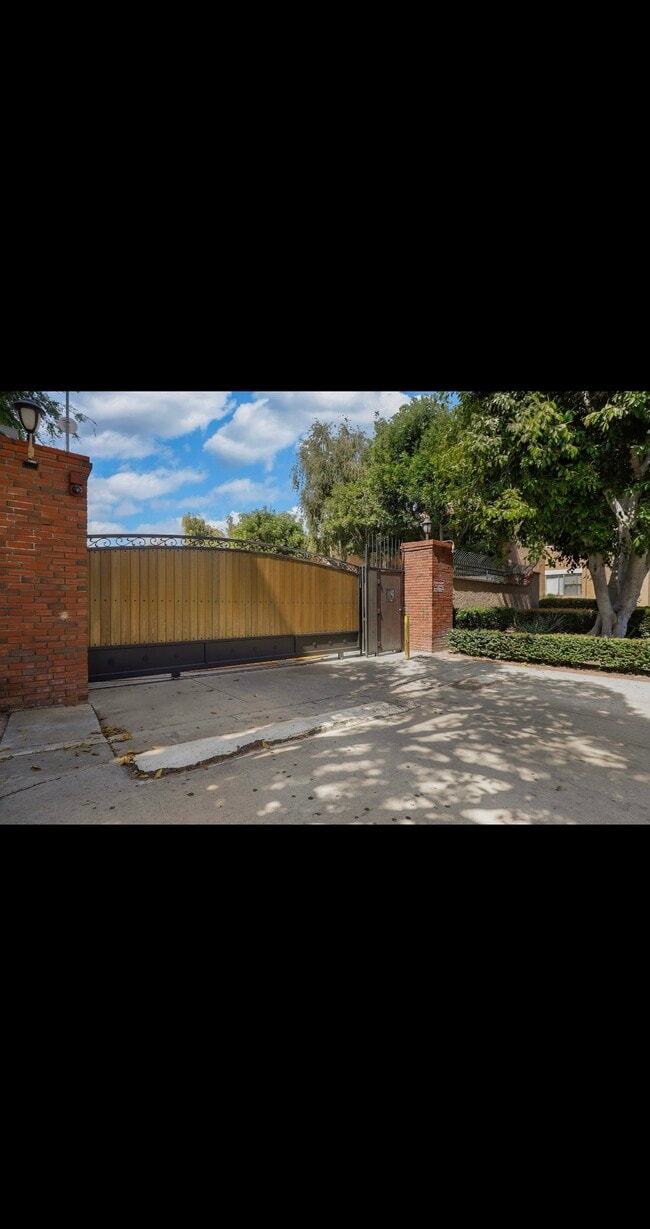 Building Photo - 1101 W MacArthur Blvd