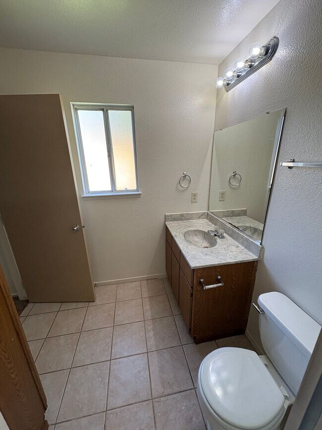 Building Photo - NW Visalia home available in a great neighborhood! available soon