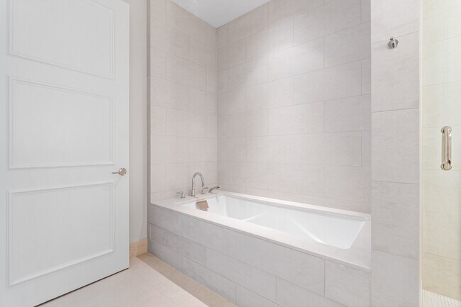 Building Photo - 118 E Erie St