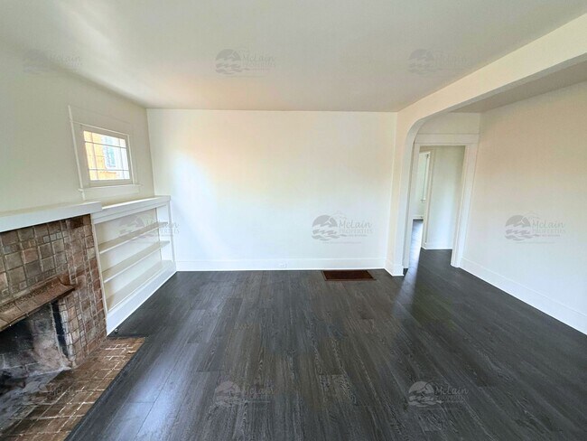 Building Photo - 304 N Rios Ave