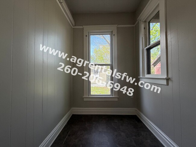 Building Photo - 2411 Fox Ave