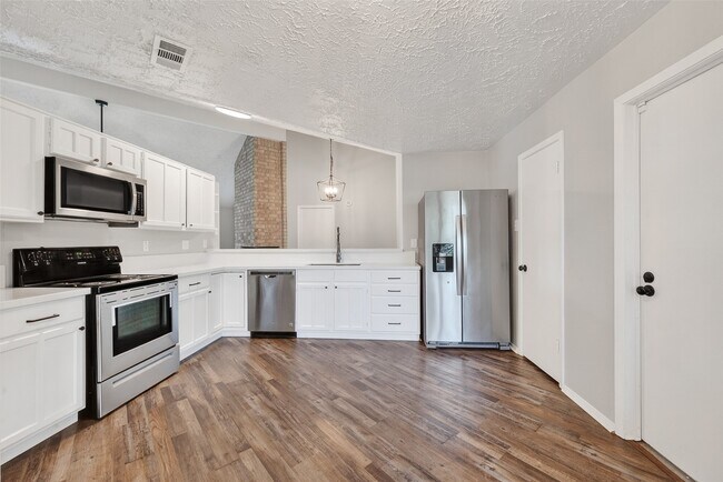 Building Photo - 15806 Pfeiffer Dr