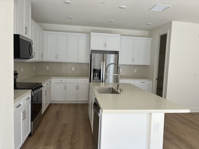 Building Photo - Modern 3-story townhouse in Ontario