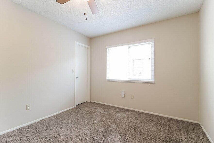 Building Photo - 1012 Hornbeam St