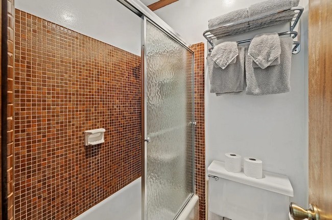 Building Photo - Fully Furnished 2 Bed / 2 Bath Corner Unit...
