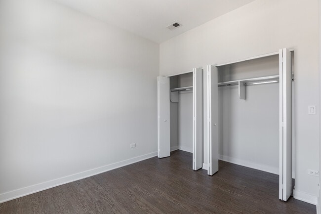 Building Photo - 2247 W Lawrence Ave